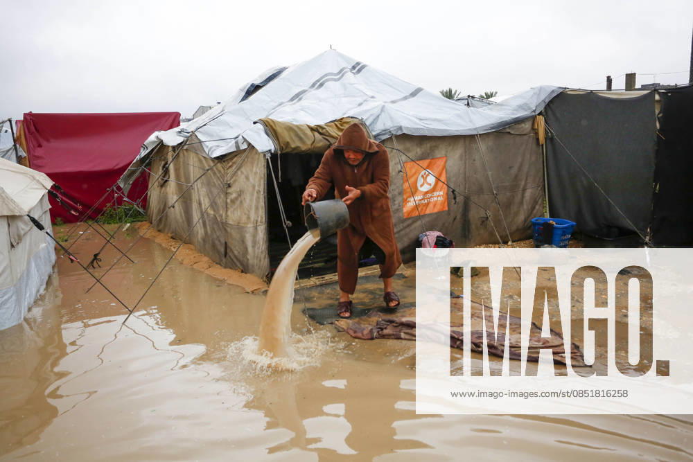 Heavy rain floods tents of displaced Palestinians in Gaza DEIR AL BALAH, GAZA - MARCH 26: Palestinians battle with cold and rainy weather that causes large water puddles and floods the makeshift tents in Deir al Balah, Gaza on March 26, 2026. Stringer Anadolu Deir Al Balah Gaza. Editorial use only. Please get in touch for any other usage.