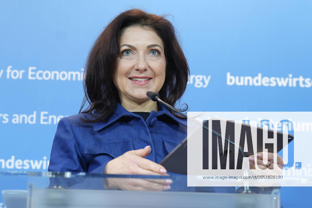 Katherina Reiche, Federal Minister for Economic Affairs and Energy in portrait with gestures and hand gestures at the press conference to present the chemicals agenda at the Federal Ministry for Economic Affairs and Energy, Berlin