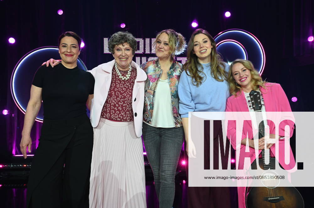 Eva Eiselt, l r, Lioba Albus, Lisa Feller, Victoria Abelmann Brockmann and Miss Allie as guests on the ARD show Ladies Night the only comedy and cabaret show with an all-female cast on German-language television Broadcast date 18 04 2026 Das Erste