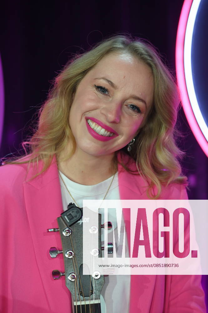 Singer-songwriter Miss Alllie Elisa Hantsch as a guest on the ARD show Ladies Night - the only comedy and cabaret show with an all-female cast on German-speaking television