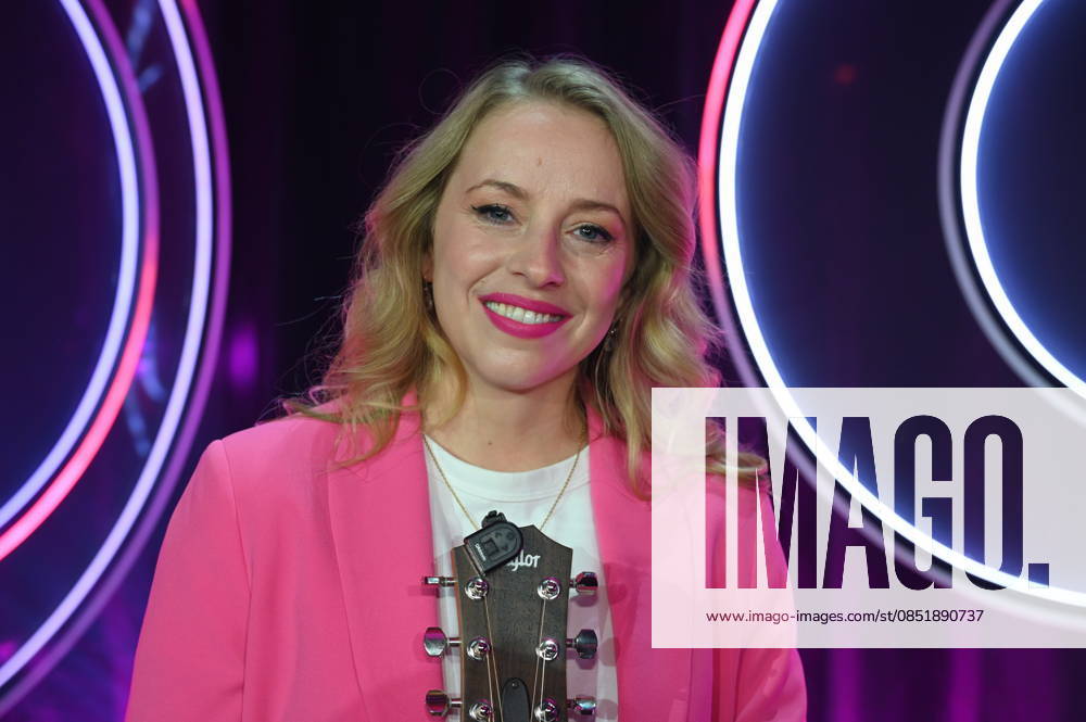 Singer-songwriter Miss Alllie Elisa Hantsch as a guest on the ARD show Ladies Night - the only comedy and cabaret show with an all-female cast on German-speaking television
