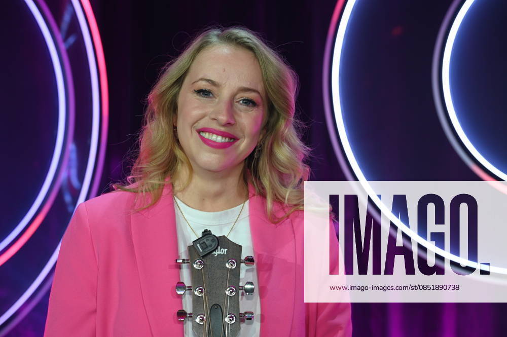 Singer-songwriter Miss Alllie Elisa Hantsch as a guest on the ARD show Ladies Night - the only comedy and cabaret show with an all-female cast on German-speaking television