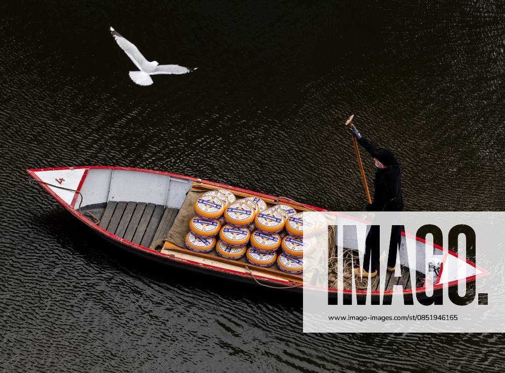 ALKMAAR - Cheese is transported by boat during the opening of the first cheese market of the season at the Waagplein. REMKO DE WAAL ANP netherlands out - belgium out
