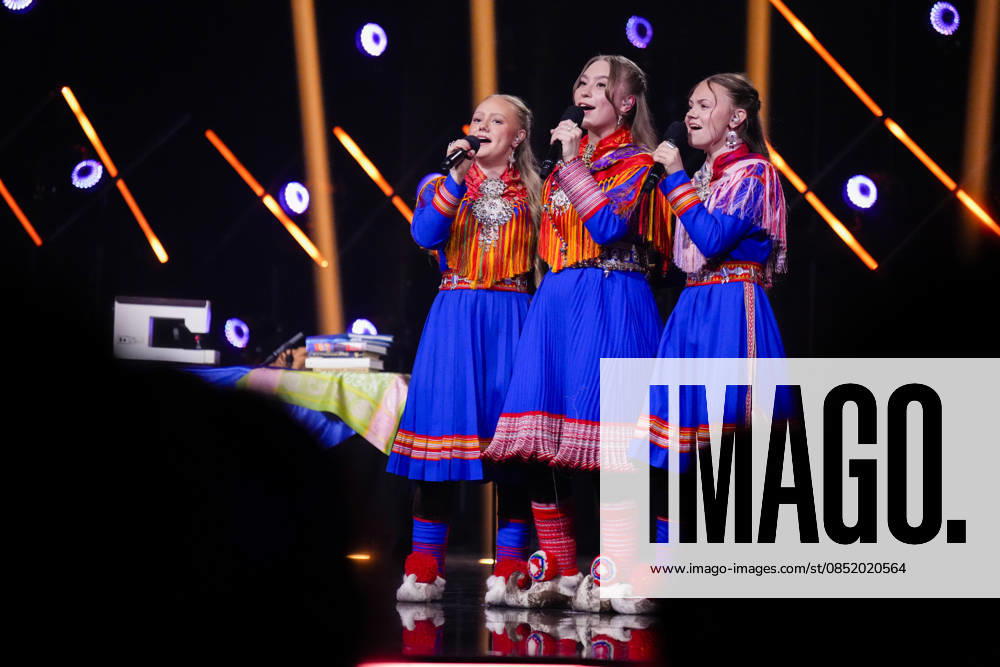 Sami Grand Prix 2016 Kautokeino 20260328 Sara Nilut with Ayla Garen Audhild during the final of the Sami Grand Prix SGP, in the sports hall in Kautokeino on Saturday evening The Sami Grand Prix is an honest Sami song and joke competition that brings together participants from all over Sapmi, spanning Norway, Sweden and Finland