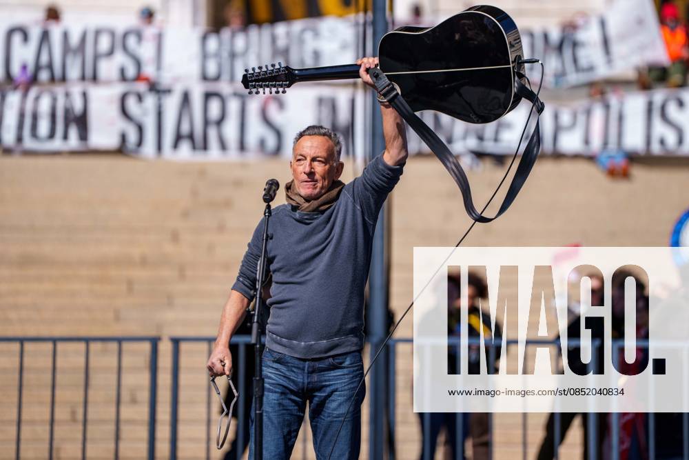BRUCE SPRINGSTEEN performs at No Kings rally at Minnesota State Capitol on Saturday. St. Paul USA - ZUMAs326 20260328_znp_s326_019