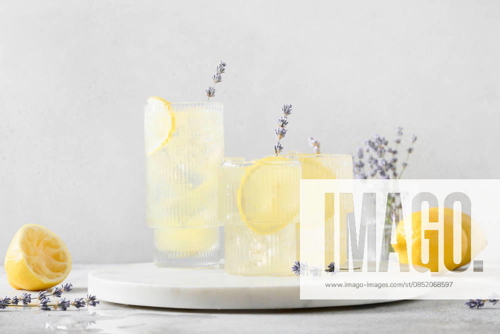 Kalt aufgegossenes Detox-Wasser oder Limonade mit Zitrone und Lavendel. Cold infused detox water or lemonade with lemon and lavender. Summer drinks for freshness party. (License=RF)