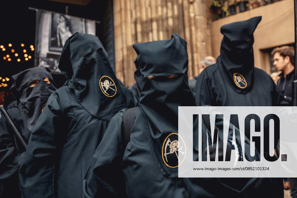 Hooded penitents from the Congregacion del Santisimo Cristo de la Buena Muerte brotherhood leave their church in Barcelona s Gothic Quarter for their Palm Sunday procession - ZUMAo105 20260329_fap_o105_035