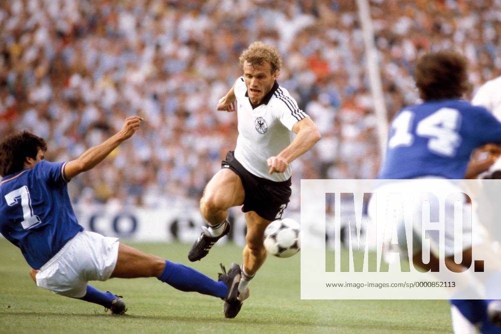 Hans-Peter Briegel (Deutschland) gegen Gaetano Scirea (li., Italien) Fußball WM Herren Weltmeisterschaft 1982, Nationalmannschaft, Nationalteam, Nationaltrikot, BRD - Italien 1:3 Gruppe Madrid Dynamik,