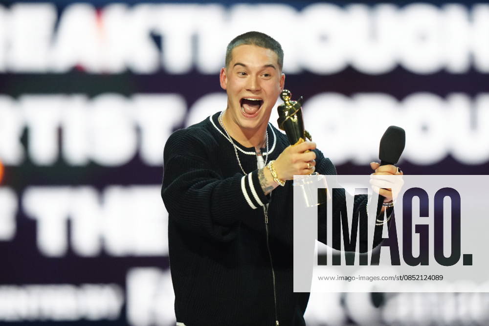 Cameron Whitcomb accepts the award for Breakthrough Artist or Group of the Year at the 2026 Juno Awards in Hamilton, on Sunday, March 29, 2026. Hamilton CANADA - ZUMAc35_ 20260329_zaf_c35_234