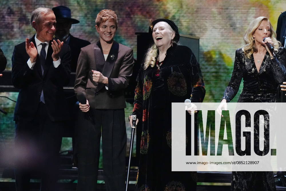 Joni Mitchell, second right, performs with Sarah McLachlan, right, as Prime Minister Mark Carney and host Mae Martin look on at the 2026 Juno Awards in Hamilton, on Sunday, March 29, 2026. Hamilton CANADA - ZUMAc35_ 20260329_zaf_c35_263