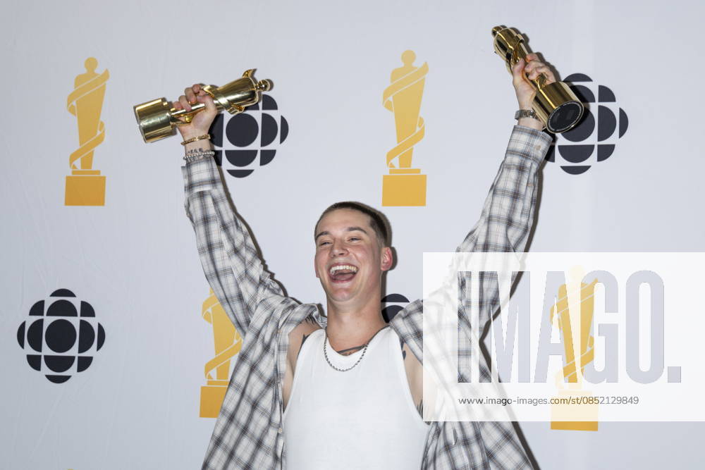 Cameron Whitcomb poses for photos after winning Breakthrough Artist of The Year during the 2026 Juno Awards in Hamilton, on Sunday March 29, 2026. Hamilton Canada - ZUMAc35_ 20260329_zaf_c35_268