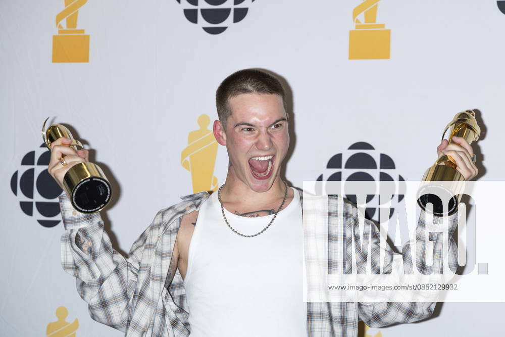 Cameron Whitcomb poses for photos after winning Breakthrough Artist of The Year during the 2026 Juno Awards in Hamilton, on Sunday March 29, 2026. Hamilton Canada - ZUMAc35_ 20260329_zaf_c35_269
