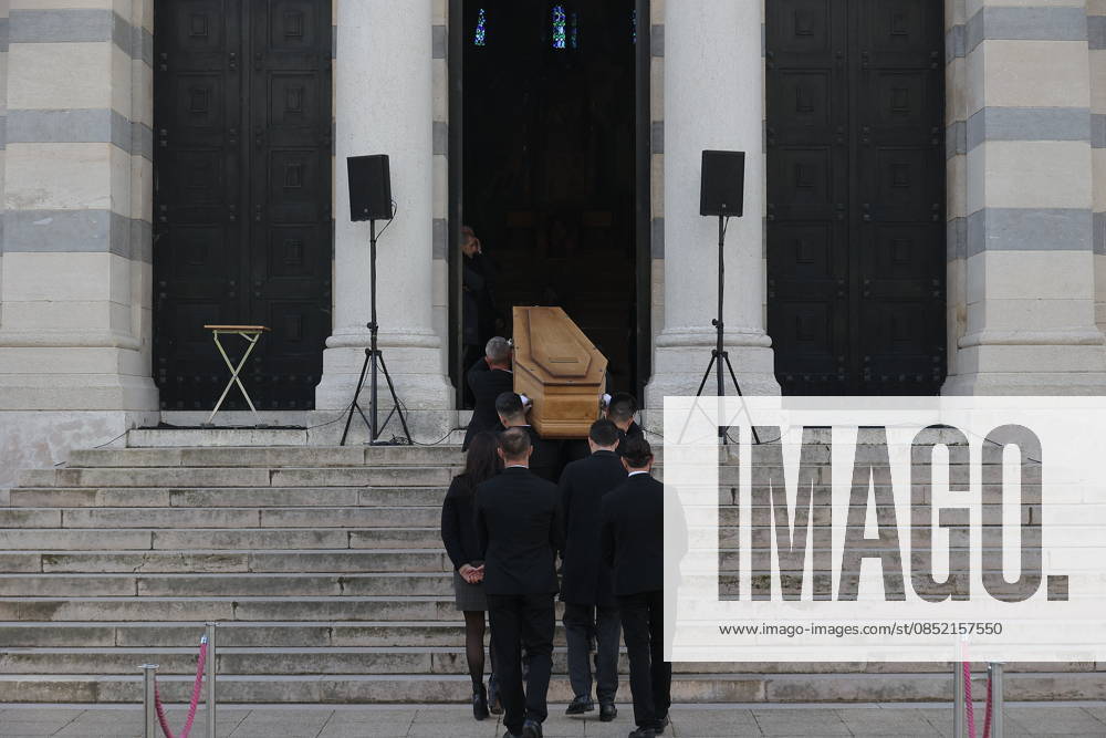 Isabelle Mergault Funeral At Pere Lachaise - Paris The coffin during the funeral of Isabelle Mergault for a secular ceremony beneath the dome of Père-Lachaise Cemetery in Paris, France on Monday, March 30, 2026 before she is laid to rest at Montmartre Cemetery. Isabelle Mergault actress, director and columnist’ died at the age of 67. Photo by Nasser Berzane ABACAPRESS.COM Paris France