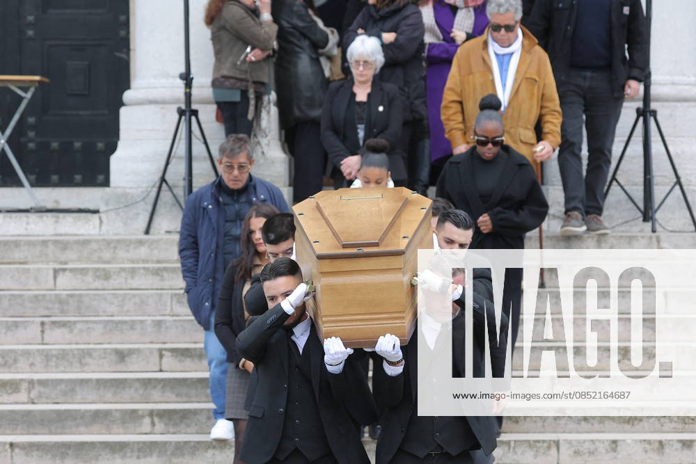 Isabelle Mergault Funeral At Pere Lachaise - Paris Maya and Iris, the adopted daughters of Isabelle Mergault during the funeral of Isabelle Mergault for a secular ceremony beneath the dome of Père-Lachaise Cemetery in Paris, France on Monday, March 30, 2026 before she is laid to rest at Montmartre Cemetery. Isabelle Mergault actress, director and columnist’ died at the age of 67. Photo by Nasser Berzane ABACAPRESS.COM Paris France