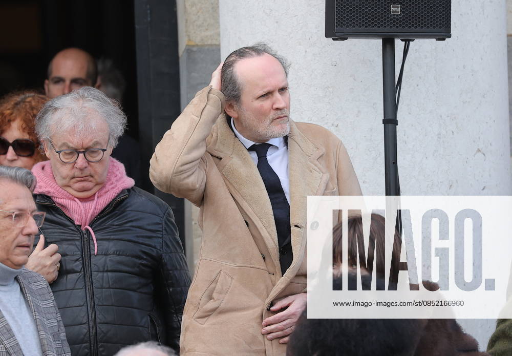 Isabelle Mergault Funeral At Pere Lachaise - Paris Guest during the funeral of Isabelle Mergault for a secular ceremony beneath the dome of Père-Lachaise Cemetery in Paris, France on Monday, March 30, 2026 before she is laid to rest at Montmartre Cemetery. Isabelle Mergault actress, director and columnist’ died at the age of 67. Photo by Nasser Berzane ABACAPRESS.COM Paris France