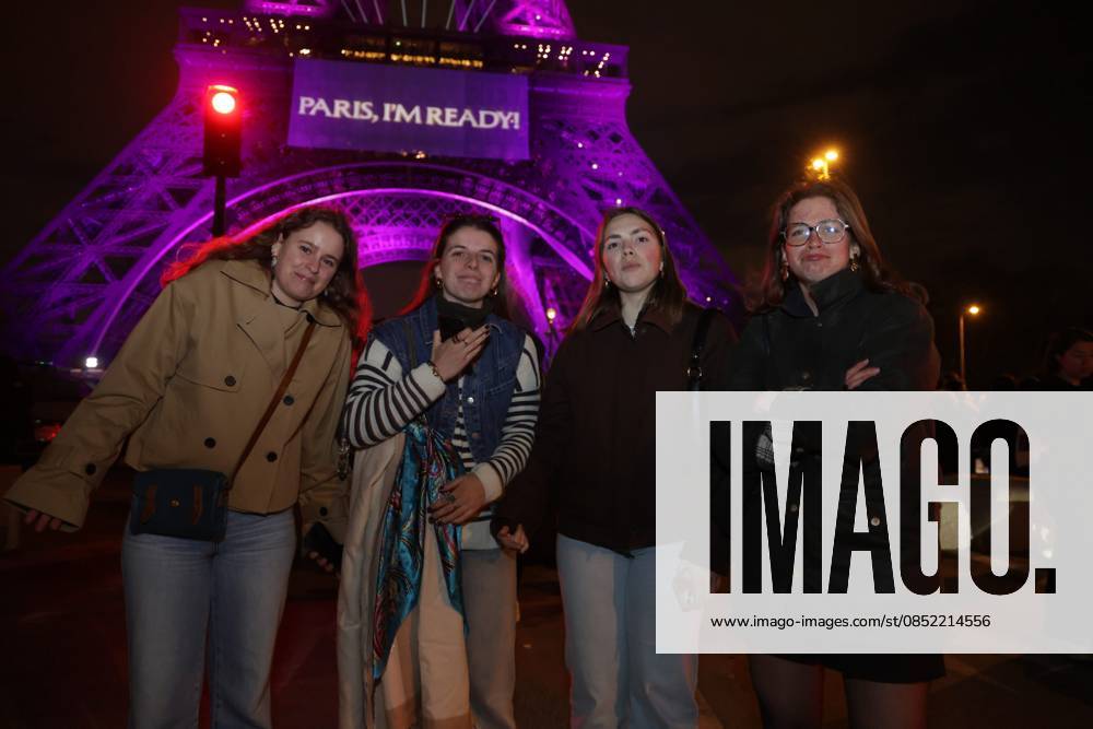 FANS DE CELINE DION PHOTOPQR LE PARISIEN PARIS 30 03 2026 Crédit Le Parisien Philippe Lavieille Au pied la Tour Eiffel au milieu des fans de Céline Dion qui annonce la date de ses concerts en France Astrid Eugenie Romane India déçues de ne pas avoir aperçu le direct de Céline sur la Tour Eiffel the Eiffel Tower illuminated to celebrate the 58th Birthday of Canadian singer Celine Dion, in Paris, on March 30, 2026 To celebrate her 58th birthday, Celine Dion announced on the evening of March 30, 2026, a series of ten concerts in September and October in Paris, officially marking her return after six years away from the stage Local Caption LOISIRS TOURNEE DE CELINE DION PARIS 75 France