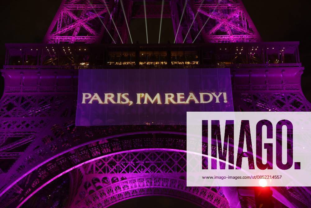 FANS DE CELINE DION PHOTOPQR LE PARISIEN PARIS 30 03 2026 Crédit Le Parisien Philippe Lavieille Au pied la Tour Eiffel au milieu des fans de Céline Dion qui annonce la date de ses concerts en France the Eiffel Tower illuminated to celebrate the 58th Birthday of Canadian singer Celine Dion, in Paris, on March 30, 2026 To celebrate her 58th birthday, Celine Dion announced on the evening of March 30, 2026, a series of ten concerts in September and October in Paris, officially marking her return after six years away from the stage Local Caption LOISIRS TOURNEE DE CELINE DION PARIS 75 France