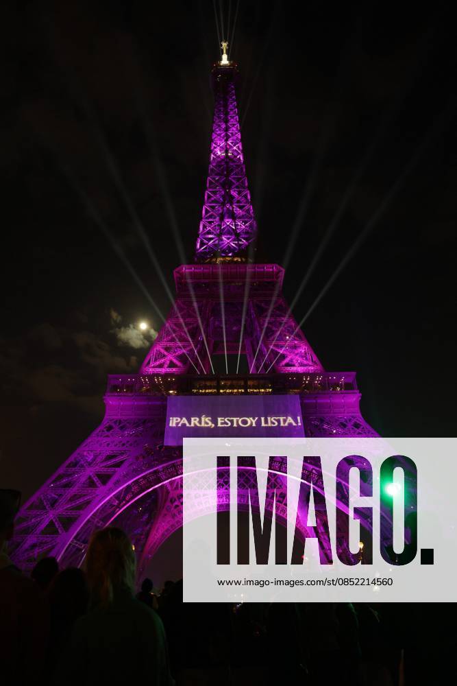 FANS DE CELINE DION PHOTOPQR LE PARISIEN PARIS 30 03 2026 Crédit Le Parisien Philippe Lavieille Au pied la Tour Eiffel au milieu des fans de Céline Dion qui annonce la date de ses concerts en France the Eiffel Tower illuminated to celebrate the 58th Birthday of Canadian singer Celine Dion, in Paris, on March 30, 2026 To celebrate her 58th birthday, Celine Dion announced on the evening of March 30, 2026, a series of ten concerts in September and October in Paris, officially marking her return after six years away from the stage Local Caption LOISIRS TOURNEE DE CELINE DION PARIS 75 France