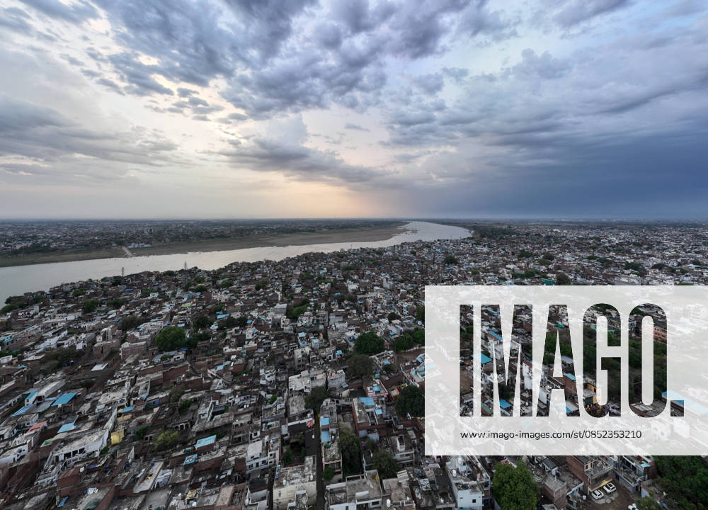Prayagraj: Dark Cloud seen over the city in sky, in Prayagraj on Friday, August 22, 2025. Prayagraj India - ZUMAv115 20250822_zap_v115_003