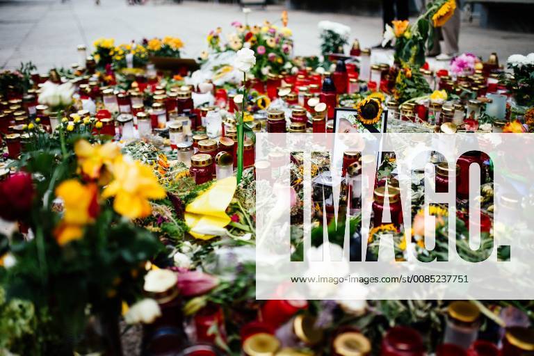 30 8 18 memorial for killed Daniel H in Chemnitz At the scene of the crime, flowers and candles are reminiscent of the recently deceased Daniel H who died in a confrontation with two young men through knife-sticks. Right-wing extremist messages are also found among the candles