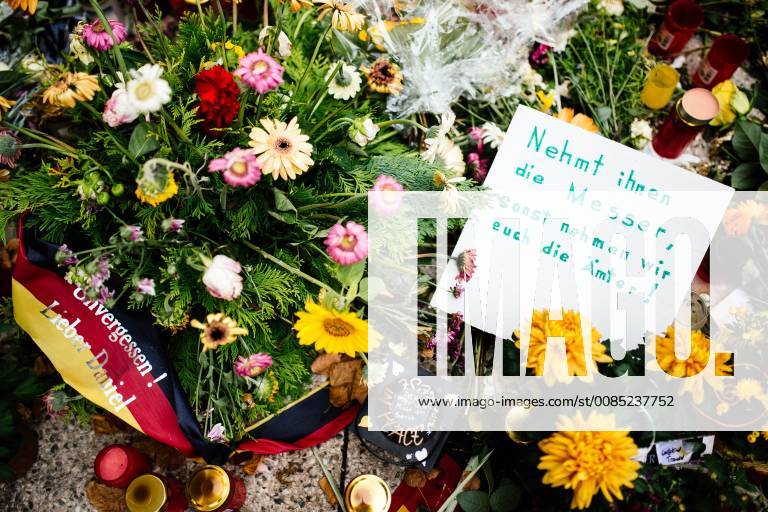 30 8 18 memorial for killed Daniel H in Chemnitz At the scene of the crime, flowers and candles are reminiscent of the recently deceased Daniel H who died in a confrontation with two young men through knife-sticks. Right-wing extremist messages are also found among the candles