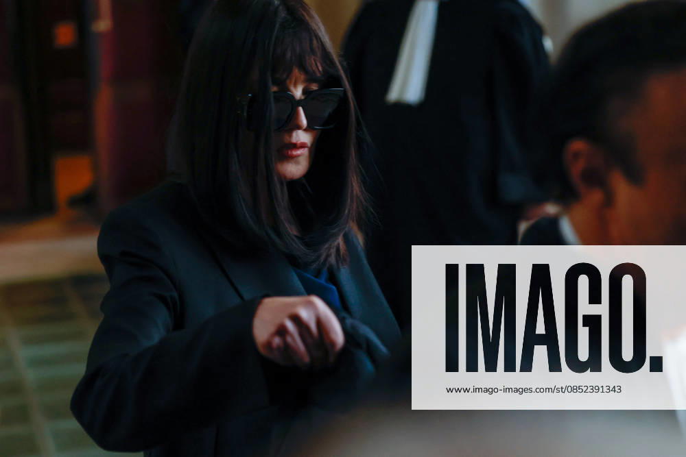French actress Isabelle Adjani arrives at the Paris court of appeal for a hearing in her appeal trial on charges of tax fraud and money laundering at the Palais de Justice in Paris, France, on April 1st, 2026 Julien Sarkissian Bestimage French actress Isabelle Adjani arrives at the Paris court of appeal for a hearing in her appeal trial on charges of tax fraud and money laundering at the Palais de Justice in Paris, France, on April 1st, 2026 Paris France