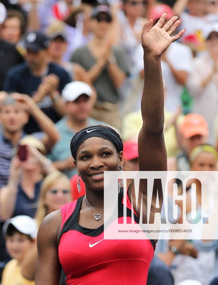 US Open 2011, USTA Billie Jean King National Tennis Center, Flushing Meadows, New York,ITF Grand Slam Tennis Tournament,Serena Williams(USA) winkt und bedankt sich beim Publikum nach ihrem Sieg, Einzelbild,Halbkörper,Hochformat