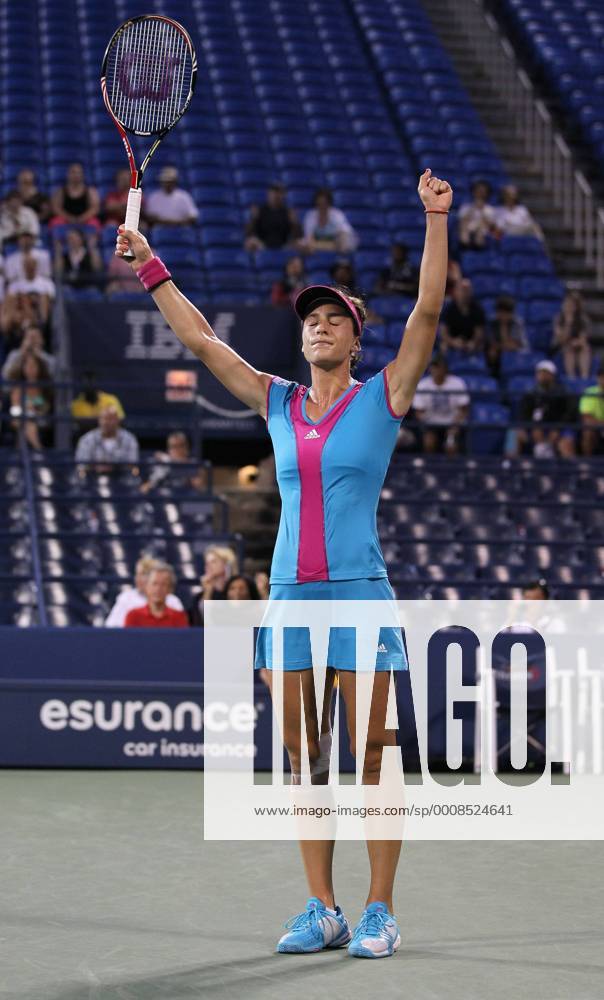 US Open 2011, USTA Billie Jean King National Tennis Center, Flushing Meadows, New York,ITF Grand Slam Tennis Tournament, Andrea Petkovic (GER) streckt die Arme hoch und jubelt nach ihrem Sieg,Jubel, Emotion,Einzelbild, Ganzkörper,Hochformat
