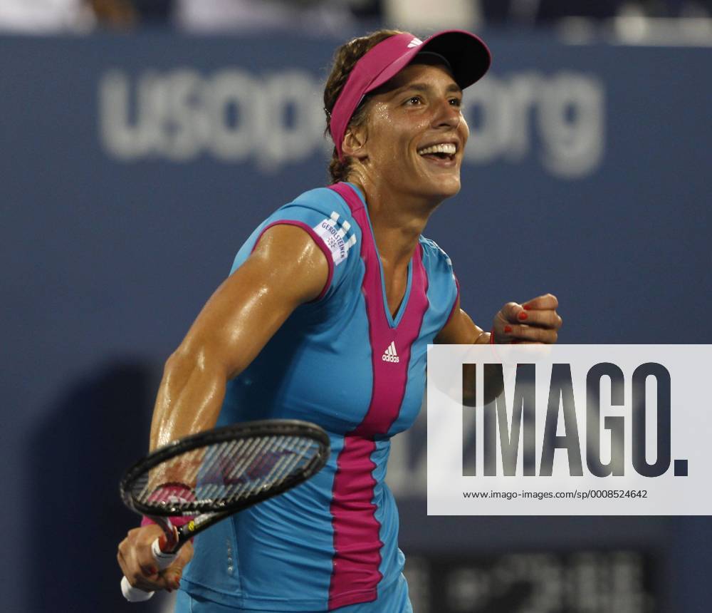 US Open 2011, USTA Billie Jean King National Tennis Center, Flushing Meadows, New York,ITF Grand Slam Tennis Tournament, Andrea Petkovic (GER) tanzt nach ihrem Sieg,Jubel,Freude,Emotion, Einzelbild,Halbkörper,Querformat