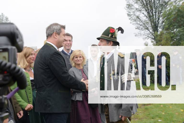 Markus Soeder Bavarian State Premier with protection Board Keferloh near Muenchen 02 09 18 The traditional farmers market Soeder