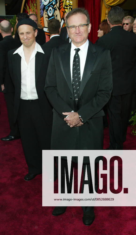 76th Annual Academy Awards - ARRIVALS Feb 29, 2004; Hollywood, CA, USA; OSCARS 2004: Comedian actor ROBIN WILLIAMS & BOB GOLDTHWAIT arriving at the 76th Annual Academy Awards, held at the Kodak Theater. Hollywood CA USA