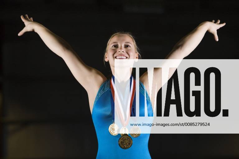 IMAGO Creative: Internationaler Frauenmonat, Mädchen im Sport Female gymnastic medalist taking bow, portrait