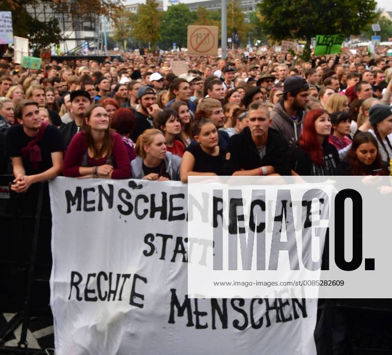 To the concert against xenophobia and racism in Chemnitz are according to the city administration on early Monday evening 03 09 18 approximately 50,000 humans come to the free event under the motto we are more in the city center had invit