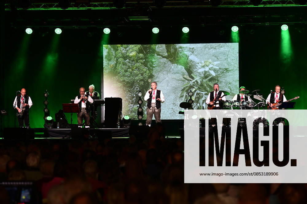 The Kastelruther Spatzen live at a concert of the Friedensadler˜ Tour at the Löbau Trade Fair and Event Park, 09 04 2026 Foto:xM.xWehnertx xFuturexImagex spatzen_6401