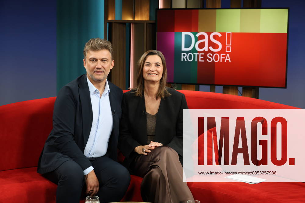 Jonas Kaufmann, German-Austrian opera singer tenor, guest on the television program DAS Rote Sofa, a live talk show of the Norddeutscher Rundfunk, on the right presenter Inka Schneider, photo session on 10 4 2026 in the television studio of the NDR in Hamburg Lokstedt