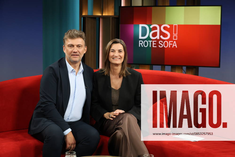 Jonas Kaufmann, German-Austrian opera singer tenor, guest on the television program DAS Rote Sofa, a live talk show of the Norddeutscher Rundfunk, on the right presenter Inka Schneider, photo session on 10 4 2026 in the television studio of the NDR in Hamburg Lokstedt