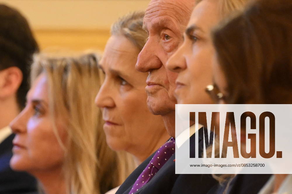 King Juan Carlos who receives a Special Prize - Paris King Juan Carlos receives flanked by his daughters Infanta Cristina and Infanta Elena and his grandson Julian Froilan a special prize during the event la 35eme Journee du Livre Politique (35th Political Book Day) at the National Assembly in Paris, France on April 11, 2026 for his memoirs Reconciliation. Photo by Eliot Blondet ABACAPRESS.COM Paris France