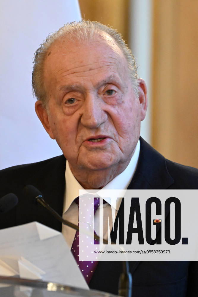 NEWS : Prix spà cial dà cernà lors de la 35e Journà e du Livre Politique - 11 04 2026 King Juan Carlos receives flanked by his daughters Infanta Cristina and Infanta Elena and his grandson Julian Froilan a special prize during the event la 35eme Journee du Livre Politique (35th Political Book Day) at the National Assembly in Paris, France on April 11, 2026 for his memoirs Reconciliation.