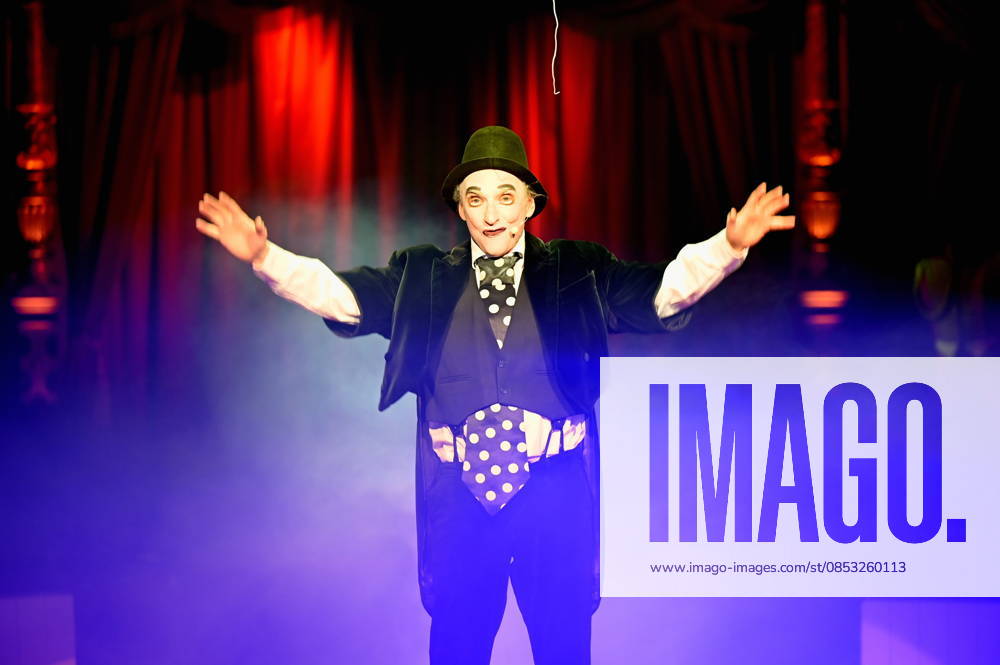 Clown Housch Ma Housch Semen Shuster performing in the ring at the Cologne premiere of Circus Roncalli