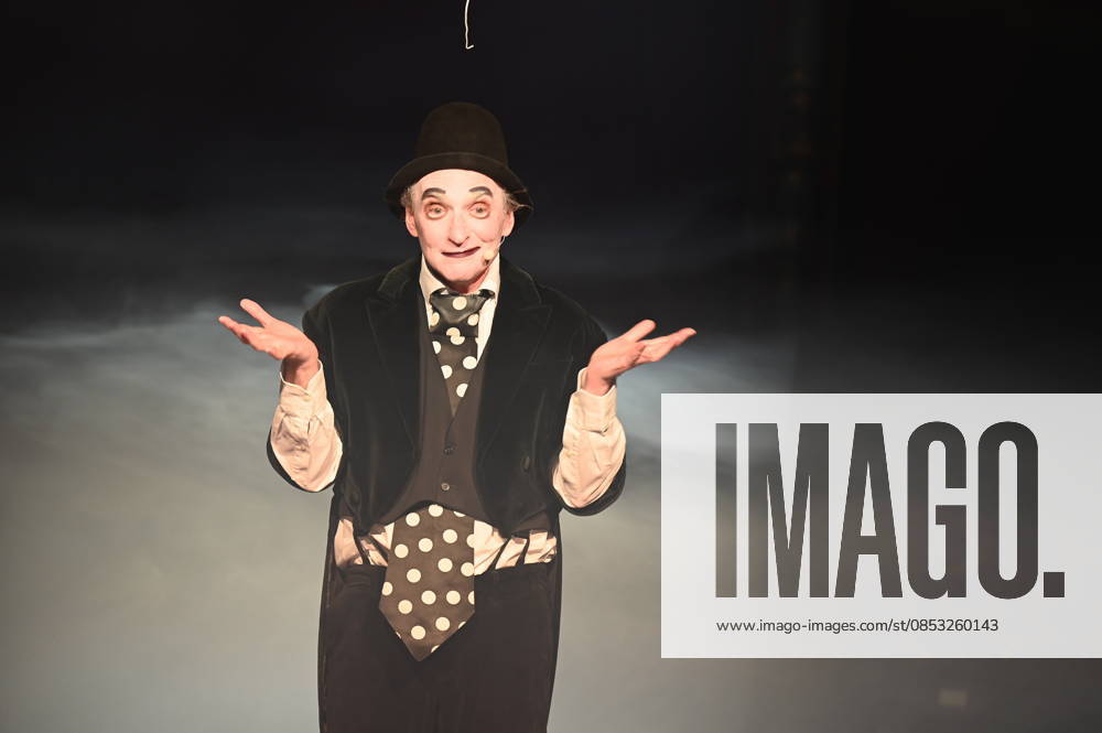 Clown Housch Ma Housch Semen Shuster performing in the ring at the Cologne premiere of Circus Roncalli