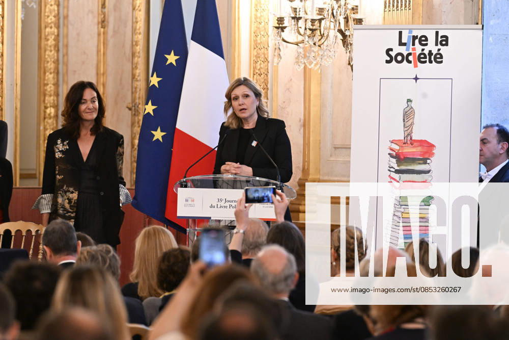 NEWS : Prix spà cial dà cernà lors de la 35e Journà e du Livre Politique - 11 04 2026 Yael Braun Pivet - King Juan Carlos receives flanked by his daughters Infanta Cristina and Infanta Elena and his grandson Julian Froilan a special prize during the event la 35eme Journee du Livre Politique (35th Political Book Day) at the National Assembly in Paris, France on April 11, 2026 for his memoirs Reconciliation.