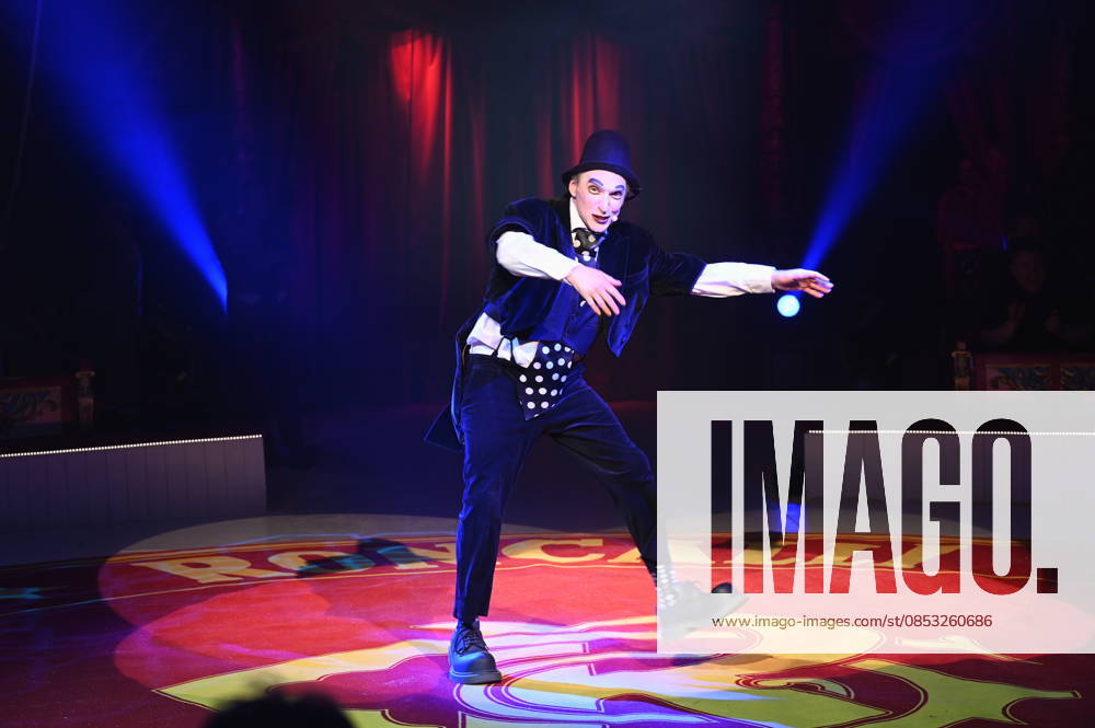 Clown Housch Ma Housch Semen Shuster performing in the ring at the Cologne premiere of Circus Roncalli