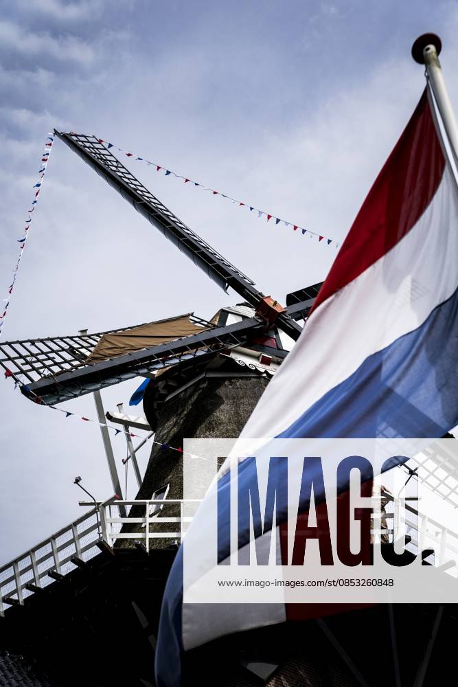 ZUIDLAREN - Princess Beatrix opens the renovated grain and oil mill De Wachter, which celebrates its 175th anniversary this year. Princess Beatrix is the patron of De Hollandsche Molen, the association dedicated to the preservation of windmills in the Netherlands. SIESE VEENSTRA ANP netherlands out - belgium out