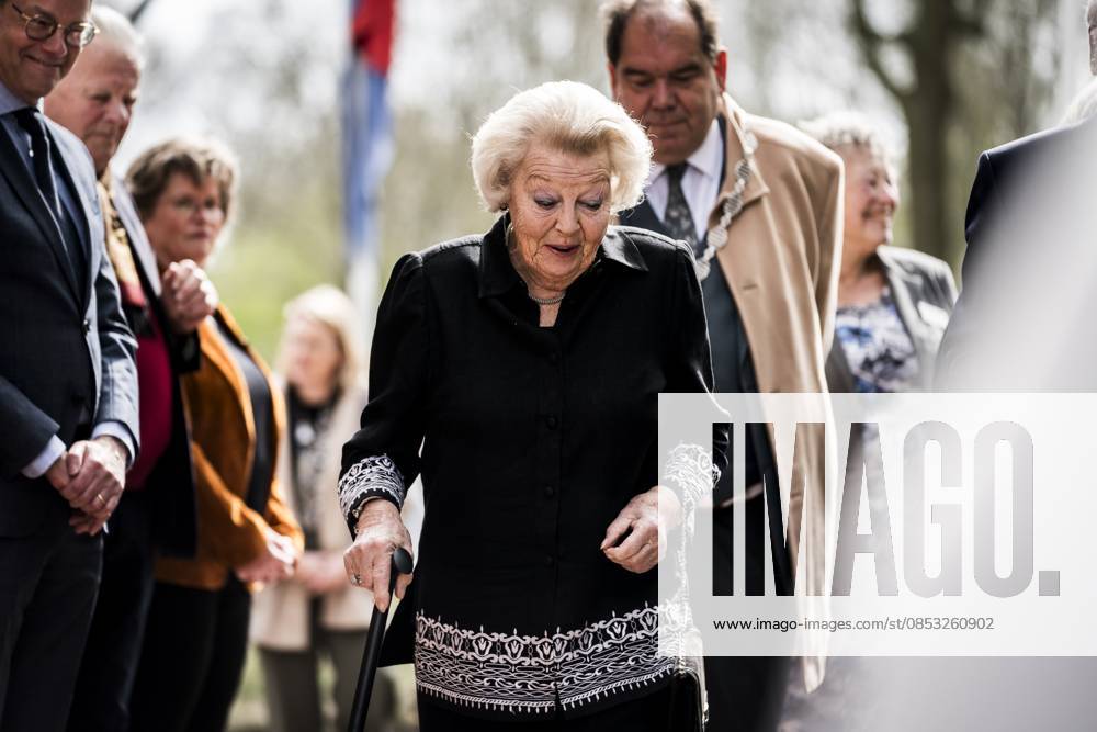 ZUIDLAREN - Princess Beatrix opens the renovated grain and oil mill De Wachter, which celebrates its 175th anniversary this year. Princess Beatrix is the patron of De Hollandsche Molen, the association dedicated to the preservation of windmills in the Netherlands. SIESE VEENSTRA ANP netherlands out - belgium out
