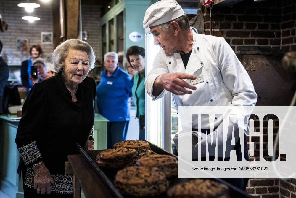 ZUIDLAREN - Princess Beatrix opens the renovated grain and oil mill De Wachter, which celebrates its 175th anniversary this year. Princess Beatrix is the patron of De Hollandsche Molen, the association dedicated to the preservation of windmills in the Netherlands. SIESE VEENSTRA ANP netherlands out - belgium out