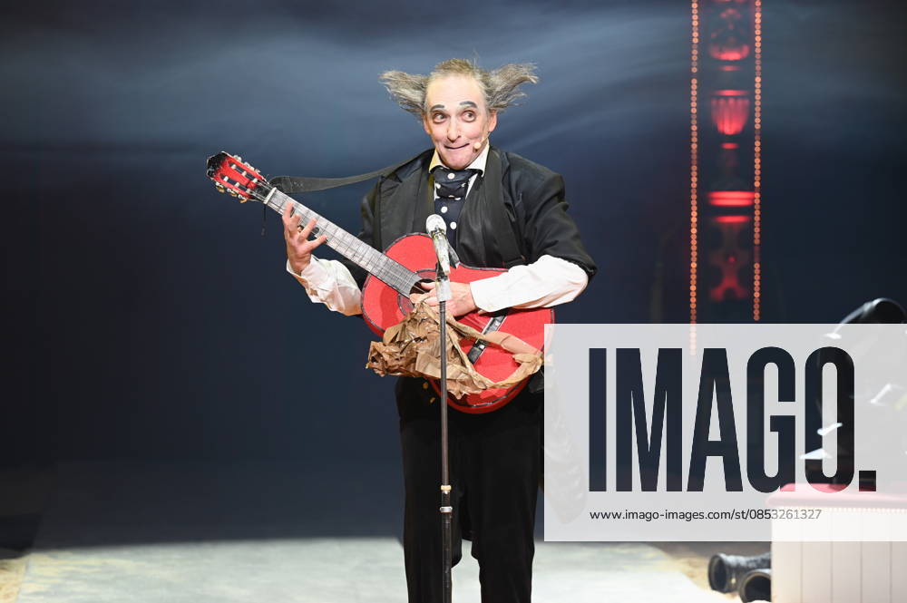 Clown Housch Ma Housch Semen Shuster performing in the ring at the Cologne premiere of Circus Roncalli