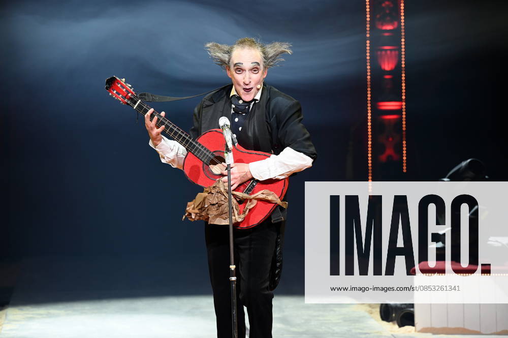Clown Housch Ma Housch Semen Shuster performing in the ring at the Cologne premiere of Circus Roncalli