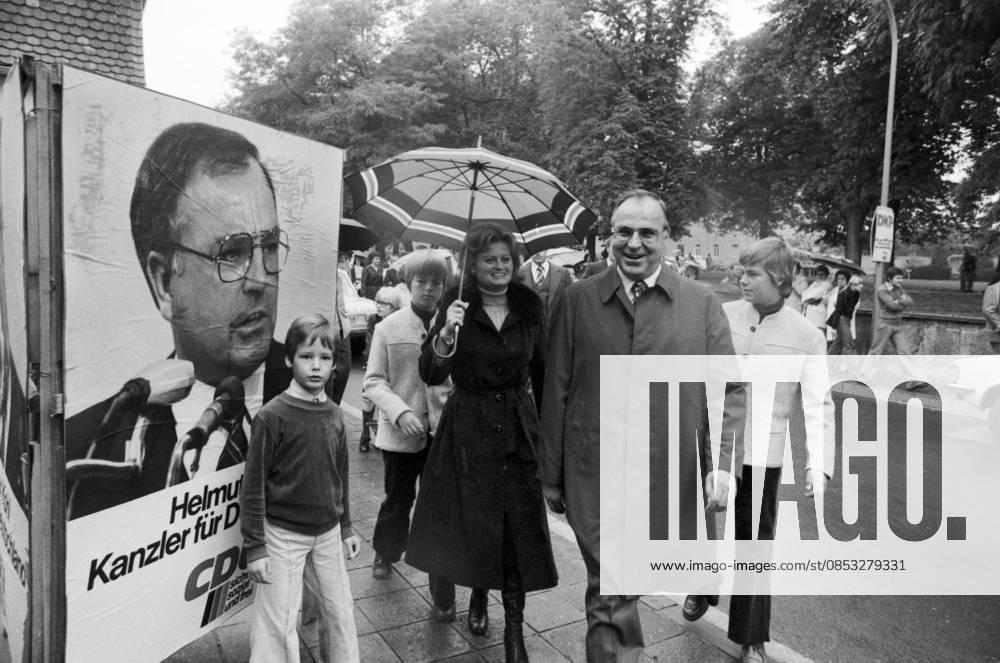 Helmut Cabbage, its Woman Hannelore and their Children Walter and Peter at German federal election campaign you go at a Sidewalk, at Background is a Election poster from Helmut Kohl to see Germany, 1976 Ludwigshafen Rhineland Palatinate Germany