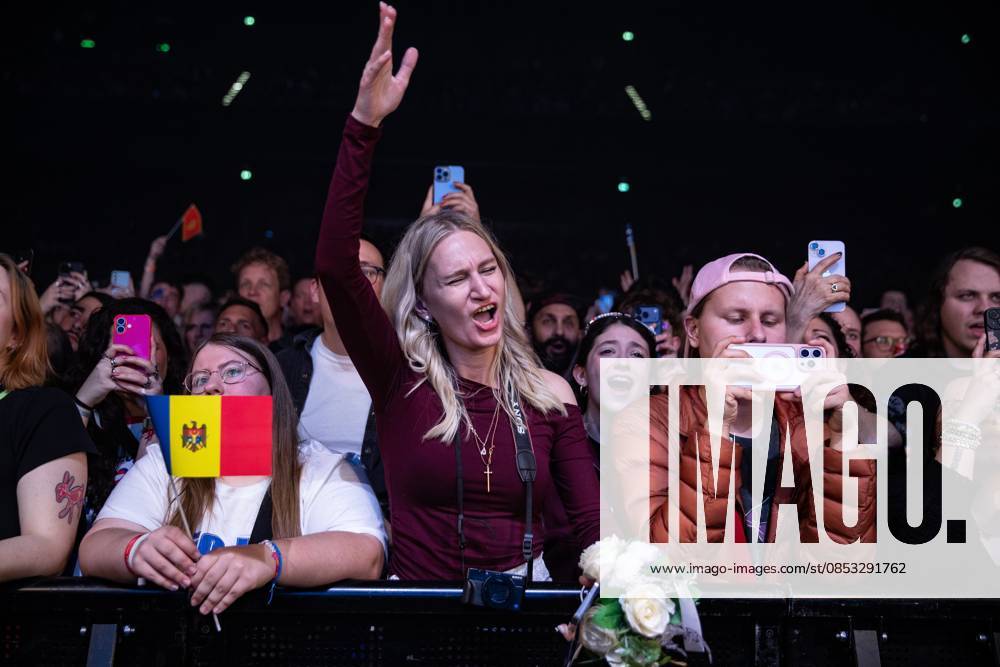 AMSTERDAM - Eurovision fans at AFAS Live during Eurovision in Concert. During the concert, various participants perform their entries for the Song Contest. ANP PAUL BERGEN netherlands out - belgium out
