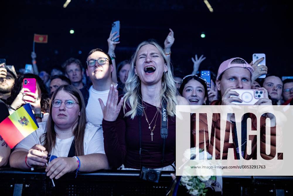 AMSTERDAM - Eurovision fans at AFAS Live during Eurovision in Concert. During the concert, various participants perform their entries for the Song Contest. ANP PAUL BERGEN netherlands out - belgium out